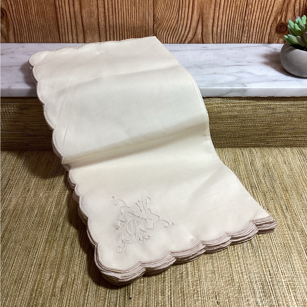 Vintage New 12 Linen Napkins Scalloped Trim Embroidered Ivy Leaves